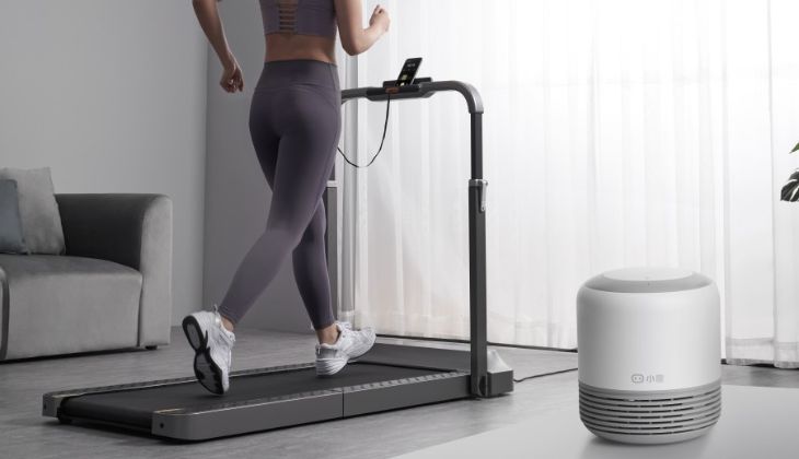 Máy chạy bộ gấp gọn có thể được điều khiển bằng chân nhờ cảm ứng dưới thảm