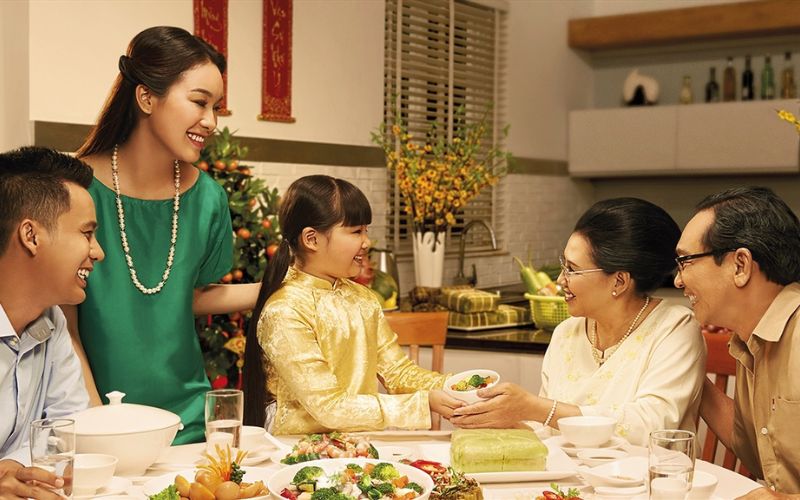 Mời mọi người trước khi ăn