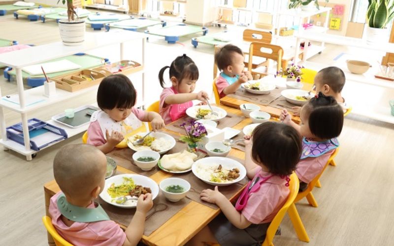 Tư thế ngồi ăn lịch sự