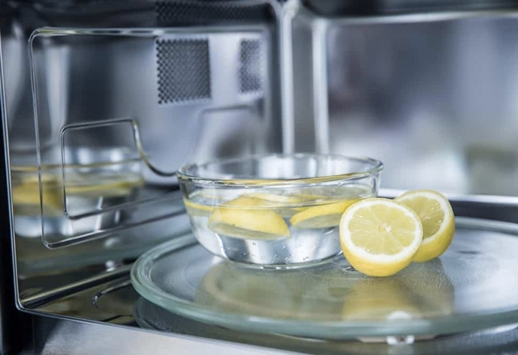 Clean Lock&Lock oven with fresh lemon