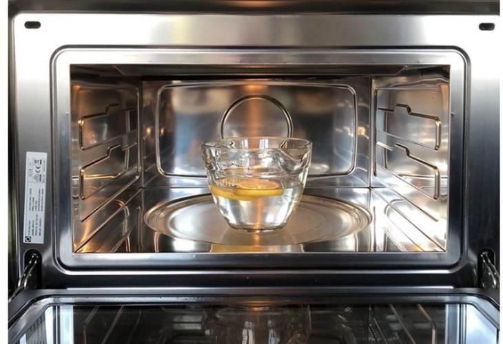 Clean the oven with white vinegar