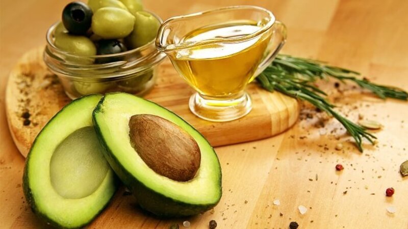 Mặt nạ từ bơ, dầu ô liu và nước cố chanh làm giảm dầu thừa trên da đầu và giúp tóc mềm mại, chắc khỏe