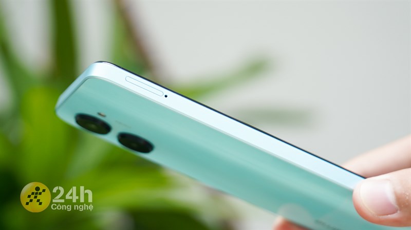 Cạnh trái của realme C33 là khe SIM Cạnh trái của realme C33 là khe SIM