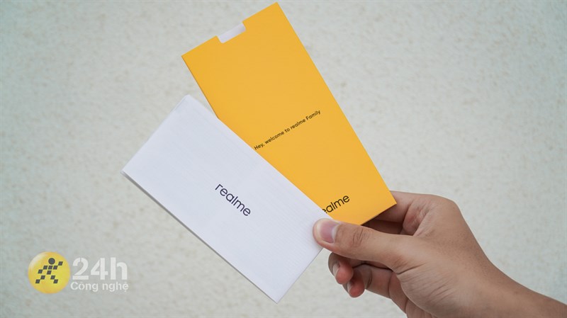 Bên trong hộp của realme C33, chúng ta sẽ có sách hướng dẫn sử dụng và que chọc SIM trong miếng bìa màu vàng này Bên trong hộp của realme C33, chúng ta sẽ có sách hướng dẫn sử dụng và que chọc SIM trong miếng bìa màu vàng này