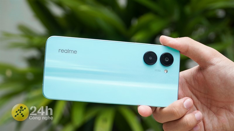 realme C33 có mặt lưng kính nhám cùng khối lượng khá lý tưởng giúp cầm nắm thoải mái realme C33 có mặt lưng kính nhám cùng khối lượng khá lý tưởng giúp cầm nắm thoải mái