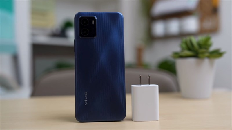 Camera chính 13 MP giúp thỏa mãn các tín đồ đam mê chụp ảnh.