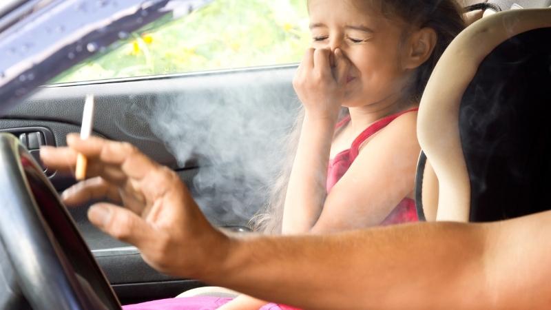 Trẻ em là đối tượng rất nhạy cảm với khói thuốc lá, vì vậy hạn chế hút thuốc lá ở gần trẻ