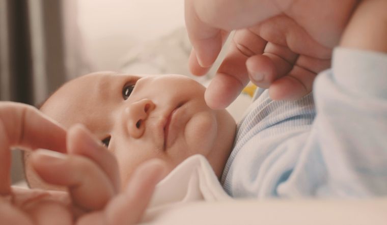 Những tác hại không ngờ khi trẻ bị véo má mà ba mẹ nên biết