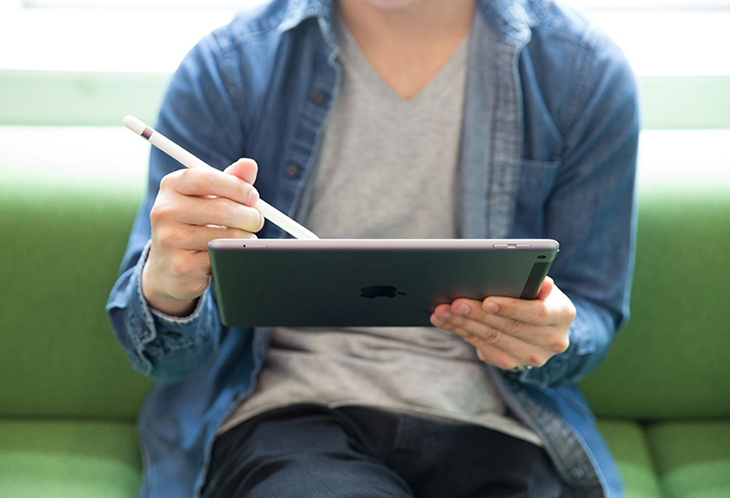 Máy tính bảng iPad Wifi Cellular 32GB (2018) được tích hợp thêm Apple Pencil. 