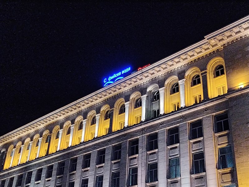 Ảnh chụp từ camera chính 12.5 MP, zoom 2x trong điều kiện thiếu sáng.