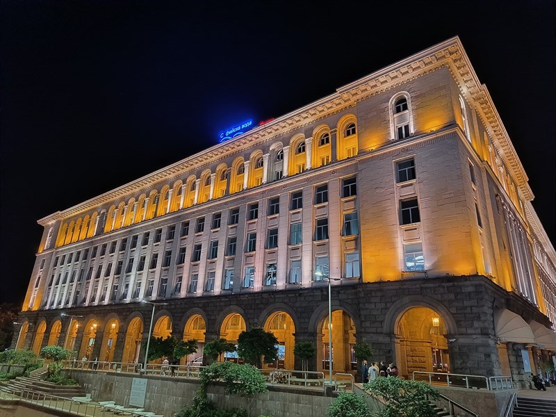 Ảnh chụp từ camera chính 12.5 MP với chế độ ban đêm.