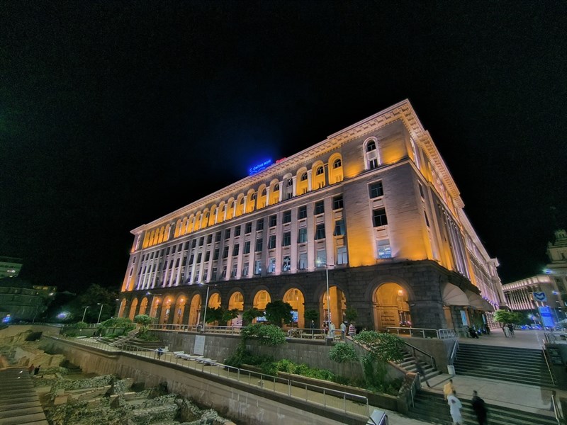 Ảnh chụp từ camera góc siêu rộng 13 MP với chế độ ban đêm.