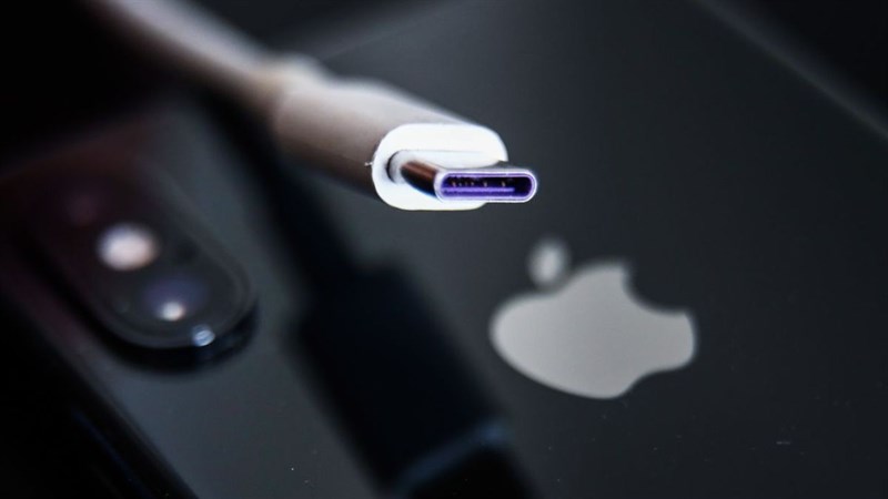 Liệu chuyển sang sử dụng USB-C cho iPhone là cần thiết? (Ảnh: Bloomberg)