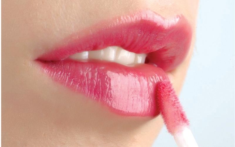 Tips for choosing the right lipstick shade for a red áo dài
