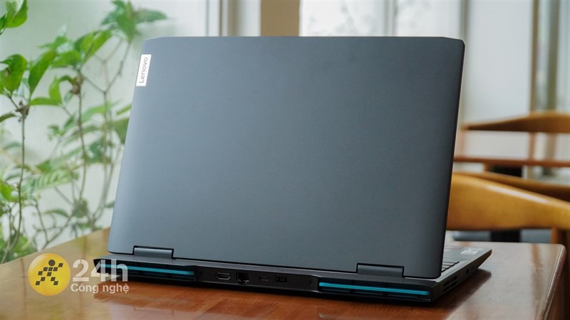 Được cấu thành từ chất liệu nhựa nhưng Lenovo Ideapad Gaming 3 15ARH7 có độ bền chắc rất tốt. Được cấu thành từ chất liệu nhựa nhưng Lenovo Ideapad Gaming 3 15ARH7 có độ bền chắc rất tốt.