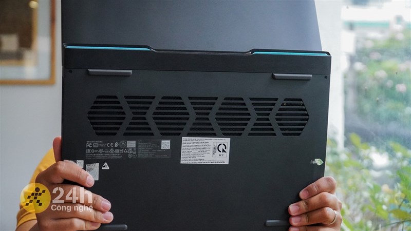 Phần mặt đáy của Lenovo Ideapad Gaming 3 15ARH7 cũng được thiết kế gọn gàng và có trang bị thêm 4 đế cao su. Phần mặt đáy của Lenovo Ideapad Gaming 3 15ARH7 cũng được thiết kế gọn gàng và có trang bị thêm 4 đế cao su.
