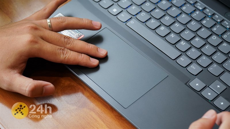 Bên cạnh kích thước lớn, touchpad của máy cũng mượt và nhạy, thao tác vuốt, chạm rất dễ chịu. Bên cạnh kích thước lớn, touchpad của máy cũng mượt và nhạy, thao tác vuốt, chạm rất dễ chịu.