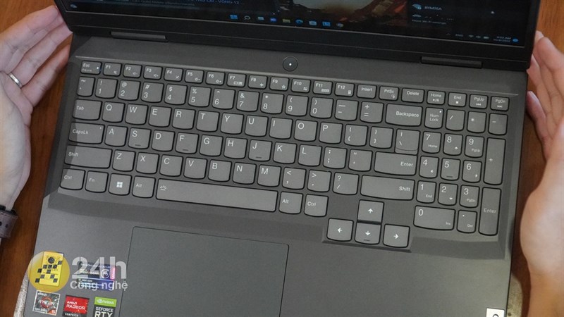 phần bàn phím của máy được đặt khá cao nên sẽ có cảm giác hơi với khi thao tác, do mình đã quen với những chiếc máy tính nhỏ gọn. phần bàn phím của máy được đặt khá cao nên sẽ có cảm giác hơi với khi thao tác, do mình đã quen với những chiếc máy tính nhỏ gọn.