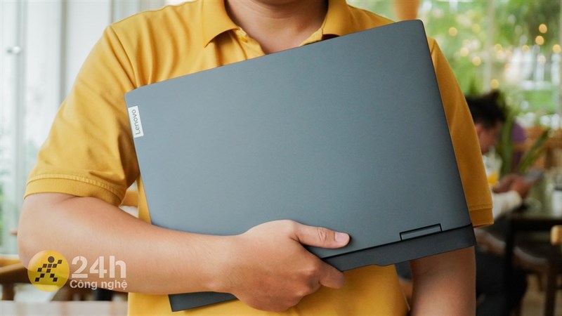 Với độ dày 21.8 mm và khối lượng 2.315 kg, Lenovo Ideapad Gaming 3 15ARH7 sẽ hơi nặng và lớn một chút so với các bạn nữ nhưng với mình thì không là vấn đề. Với độ dày 21.8 mm và khối lượng 2.315 kg, Lenovo Ideapad Gaming 3 15ARH7 sẽ hơi nặng và lớn một chút so với các bạn nữ nhưng với mình thì không là vấn đề.