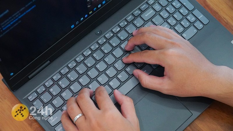 Cảm giác gõ phím của Lenovo Ideapad Gaming 3 15ARH7 rất êm ái, khi gõ cũng không gây tiếng động ồn ào. Cảm giác gõ phím của Lenovo Ideapad Gaming 3 15ARH7 rất êm ái, khi gõ cũng không gây tiếng động ồn ào.