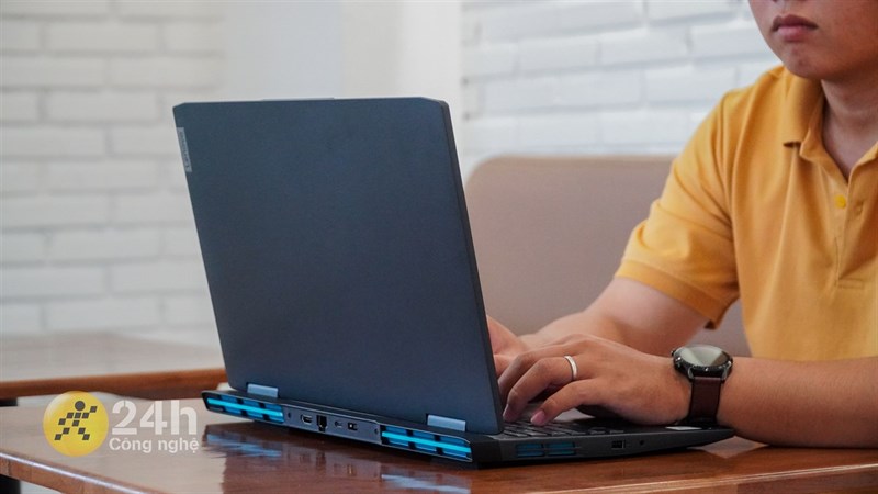 Cách thiết kế của Lenovo Ideapad Gaming 3 15ARH7 mang hơi hướng của dòng máy Legion 5 với phần bản lề và màn hình được đẩy vô sâu. Cách thiết kế của Lenovo Ideapad Gaming 3 15ARH7 mang hơi hướng của dòng máy Legion 5 với phần bản lề và màn hình được đẩy vô sâu.