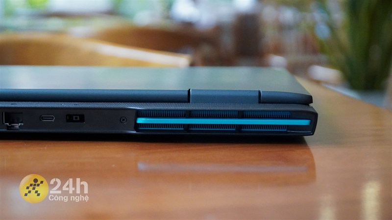 Bản lề của Lenovo Ideapad Gaming 3 15ARH7 tuy có kích thước nhỏ nhưng khá chắc chắn. Bản lề của Lenovo Ideapad Gaming 3 15ARH7 tuy có kích thước nhỏ nhưng khá chắc chắn.