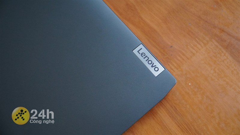 Mặt trước của Lenovo Ideapad Gaming 3 15ARH7 có thế kế đơn giản với logo Lenovo được khắc trên một tấm kim loại nhỏ ở cạnh trái. Mặt trước của Lenovo Ideapad Gaming 3 15ARH7 có thế kế đơn giản với logo Lenovo được khắc trên một tấm kim loại nhỏ ở cạnh trái.