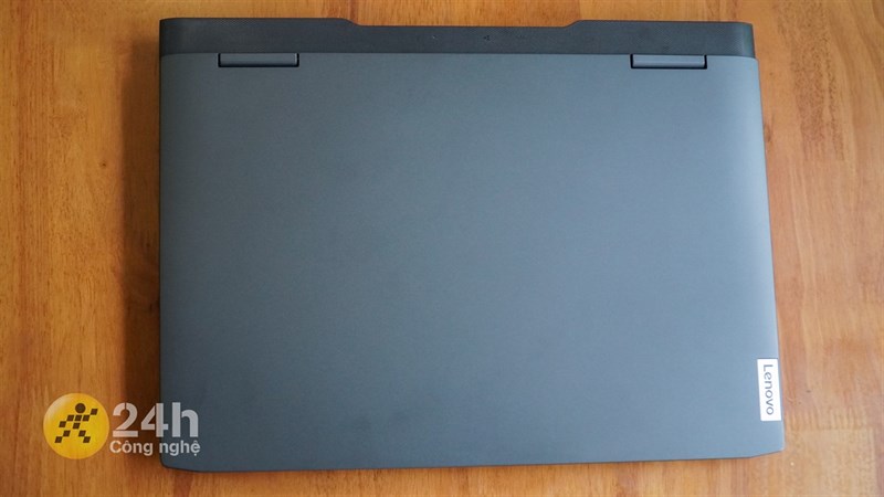 Tổng thể của Lenovo Ideapad Gaming 3 15ARH7 khá nam tính và đậm chất gaming hơn so với phiên bản tiền nhiệm. Tổng thể của Lenovo Ideapad Gaming 3 15ARH7 khá nam tính và đậm chất gaming hơn so với phiên bản tiền nhiệm.