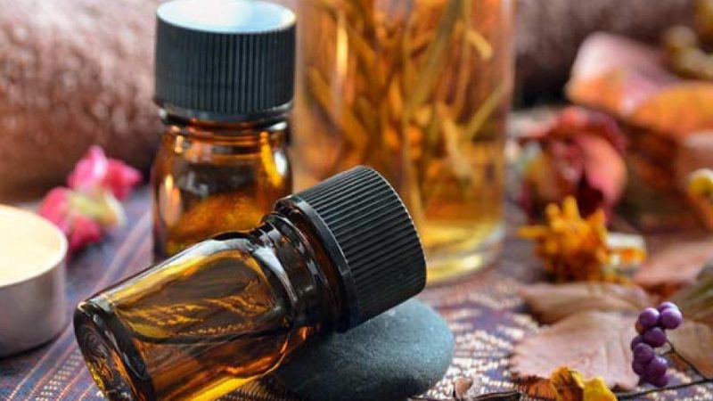 What is sandalwood essential oil? Benefits and uses of sandalwood essential oil