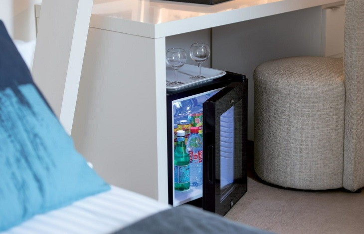 Nên đặt tủ lạnh minibar ở vị trí khô ráo, dễ nhìn thấy nhưng phải cách xa giường ngủ