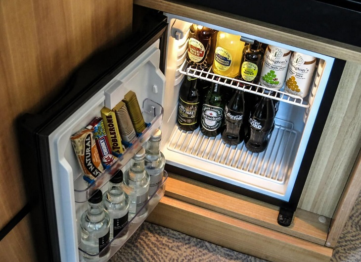 Tủ lạnh minibar 20 lít được thiết kế chỉ có ngăn mát kèm giá đỡ để bảo quản thực phẩm dễ dàng