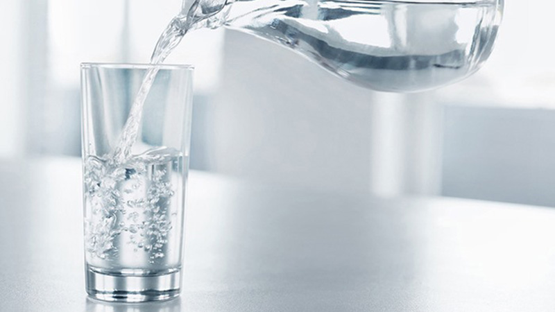 Uống nhiều nước để bổ sung lượng nước mất do sốt, đổ mồ hôi