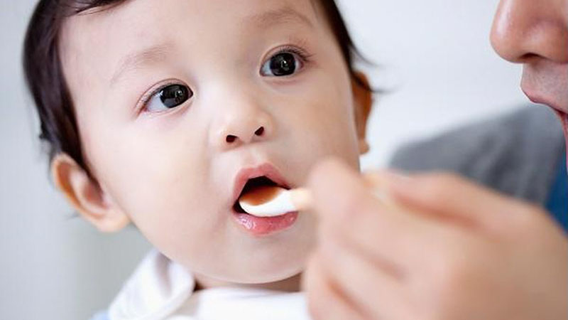 Bổ sung vitamin A cho trẻ để hạn chế nguy cơ chuyển nặng bệnh sởi