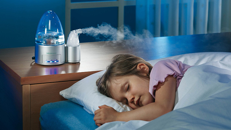 Sử dụng máy tạo ẩm không khí dạng phun sương để hỗ trợ giảm các triệu chứng của bệnh