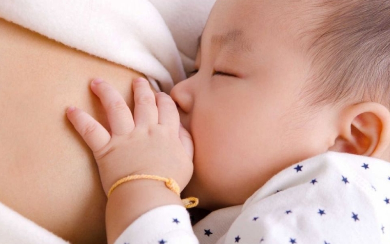 Lý do khiến vòng 1 dễ chảy xệ khi cho con bú