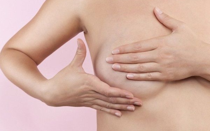 Massage với vòi hoa sen giúp ngực săn chắc