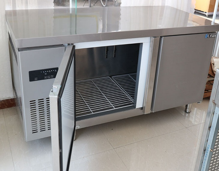 Tủ đông công nghiệp nằm thường được trang bị bánh xe phía dưới đáy tủ để di chuyển dễ dàng