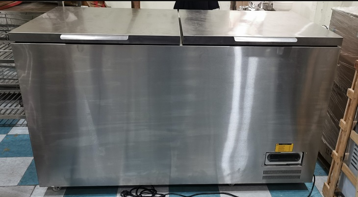 Tủ đông công nghiệp dạng nằm có thể gây bất tiện cho người dùng khi lấy thực phẩm dưới đáy tủ