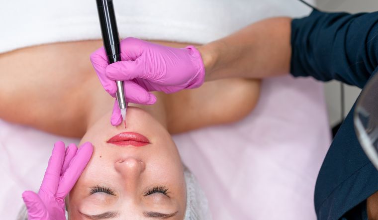 Mẹ sau sinh đang cho con bú có đi phun môi được không?