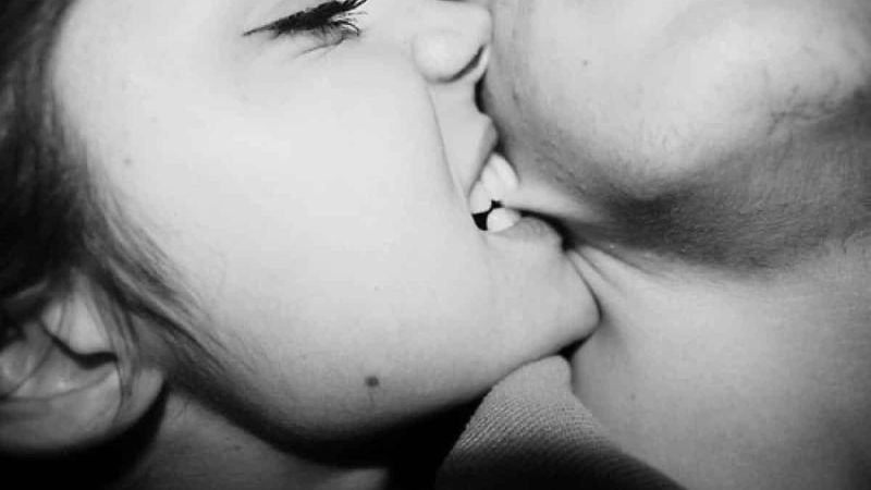 HIV không có khả năng lây qua nước bọt HIV không có khả năng lây qua nước bọt