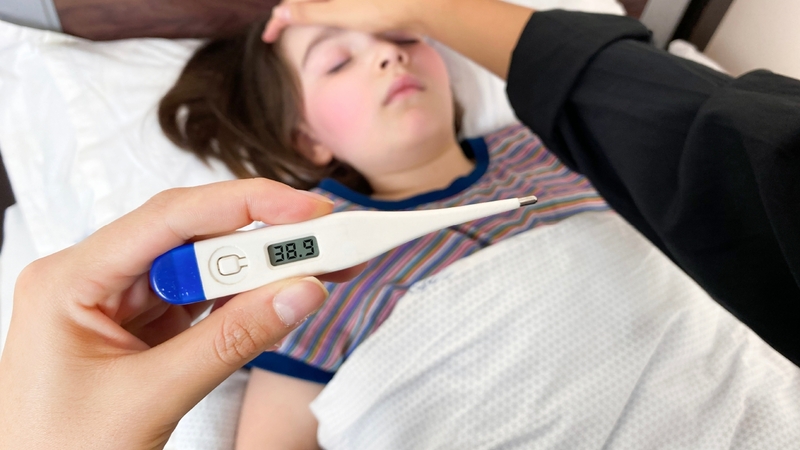 Khi sốt cao trên 38 độ, bạn nên đến gặp bác sĩ để chẩn đoán và xử trí kịp thời 
