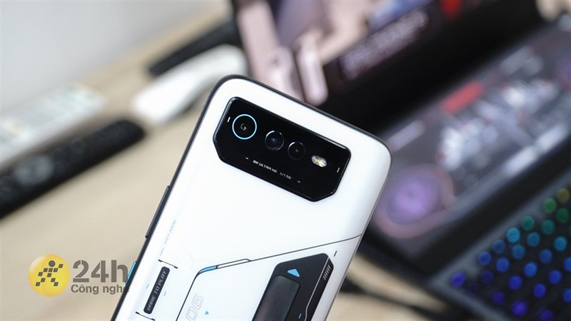 ASUS ROG Phone 7 cũng sở hữu cụm 3 camera sau.