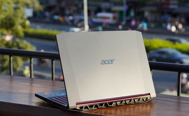 Acer Nitro 5 2019 có thiết kế góc cạnh và hầm hố
