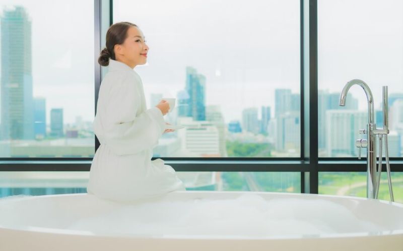 Bước ra khỏi bồn tắm khi nước lạnh và cạn dần
