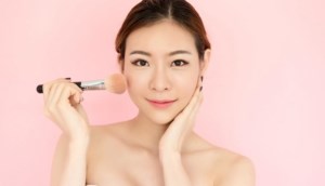 Bỏ túi mẹo trang điểm giúp lớp kem nền bám chặt, không dính vào khẩu trang