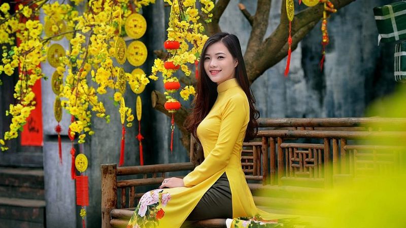 Áo cưới màu vàng ánh kim tươi tắn