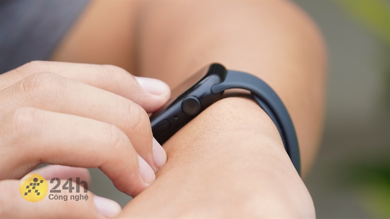 Cạnh phải của Apple Watch Series 8 vẫn có nút Digital Crown quen thuộc.