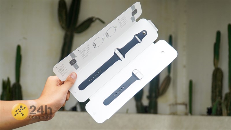 Apple vẫn tặng 2 loại dây đeo với kích thước M hoặc L để người dùng có thể lựa chọn sao cho phù hợp với cổ tay của bản thân.