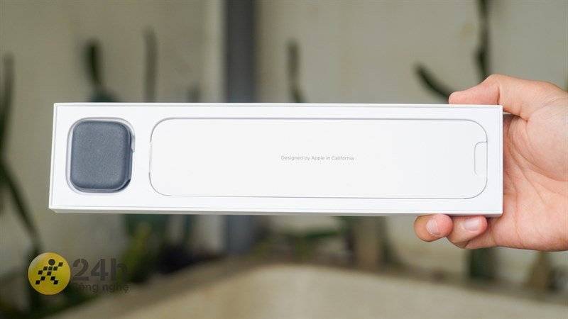 Bên trong hộp này thì chúng ta sẽ thấy được chiếc đồng hồ cũng như sách hướng dẫn sử dụng.