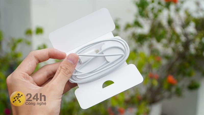 Dây sạc của Apple Watch Series 8 với đầu cắm là USB Type-C.